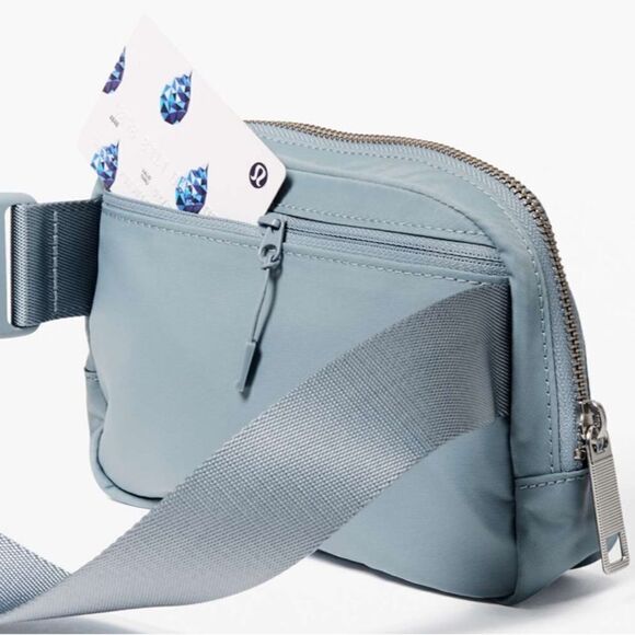 Lululemon Everywhere Belt Bag 1L in Chambray (Light Gray/Silver) W9CEYS EUC - Picture 4 of 12